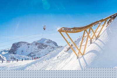 Saut à ski sur le Bun J Ride de Tignes